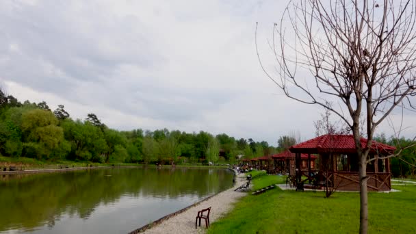 Belle vue sur l'étang de pêche avec gazebos, vidéo 4k — Video