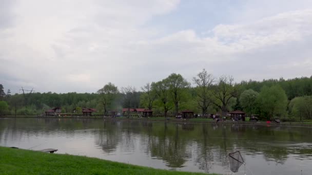 Vacker utsikt över fiske dammen med lusthus, 4K video — Stockvideo
