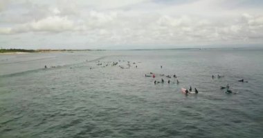 sörfçü dalgalar binmek, Bali Endonezya