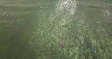 sörfçü dalgalar binmek, Bali Endonezya