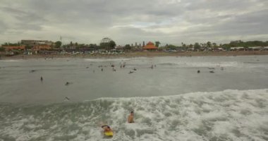 sörfçü dalgalar binmek, Bali Endonezya