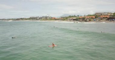 sörfçü dalgalar binmek, Bali Endonezya