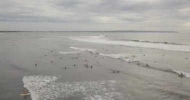 sörfçü dalgalar binmek, Bali Endonezya