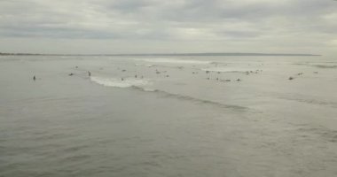 sörfçü dalgalar binmek, Bali Endonezya