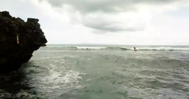 Surfistas montan las olas, Bali Indonesia — Vídeo de stock