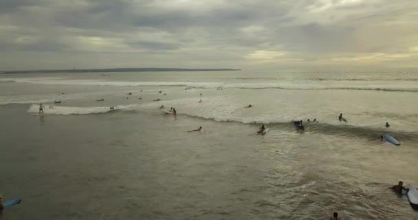 Surfers rijden de golven, Bali Indonesië — Stockvideo