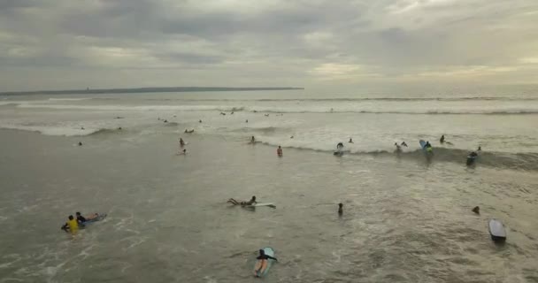 Surfaři jezdili na vlnách, Bali Indonésie — Stock video