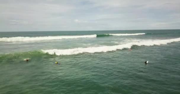 Surfistas montam as ondas, Bali Indonesia — Vídeo de Stock