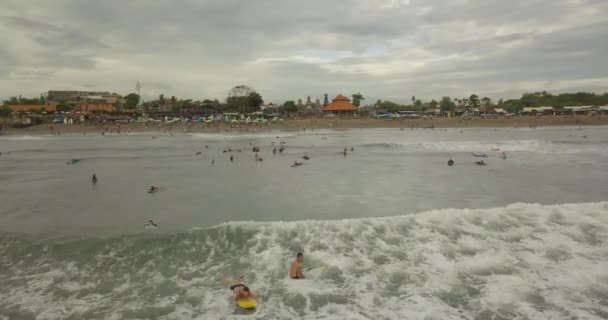 Surfistas montan las olas, Bali Indonesia — Vídeos de Stock