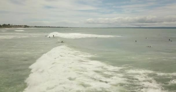 Surfaři jezdili na vlnách, Bali Indonésie — Stock video