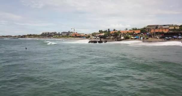 Surfistas montam as ondas, Bali Indonesia — Vídeo de Stock