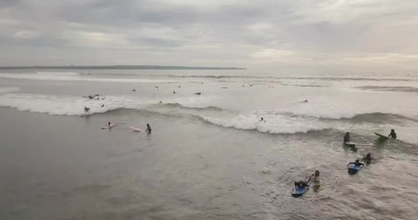 Surfare rida vågorna, Bali Indonesien — Stockvideo
