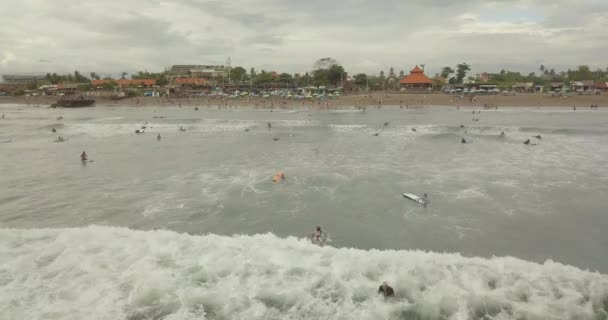 Surfistas montam as ondas, Bali Indonesia — Vídeo de Stock