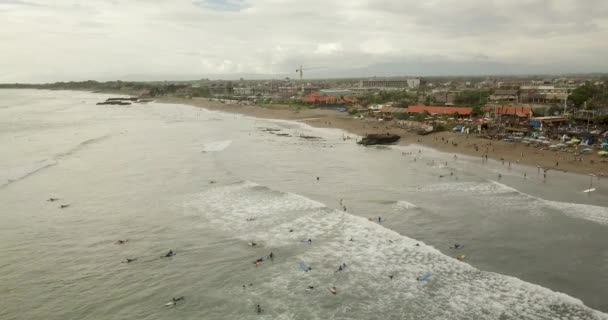 Surfistas montan las olas, Bali Indonesia — Vídeo de stock