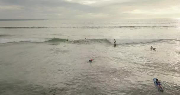 Surfaři jezdili na vlnách, Bali Indonésie — Stock video