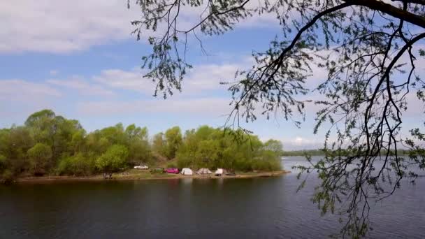 Красивый вид на реку через деревья, отражение облаков на воде — стоковое видео