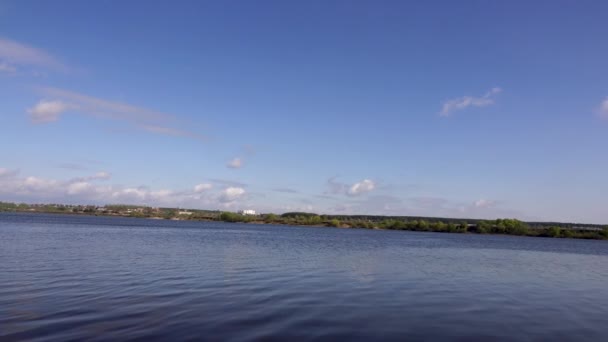 Красивый вид на реку через деревья, отражение облаков на воде — стоковое видео