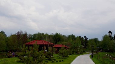 Gazebos ile balıkçılık gölet güzel görünümü