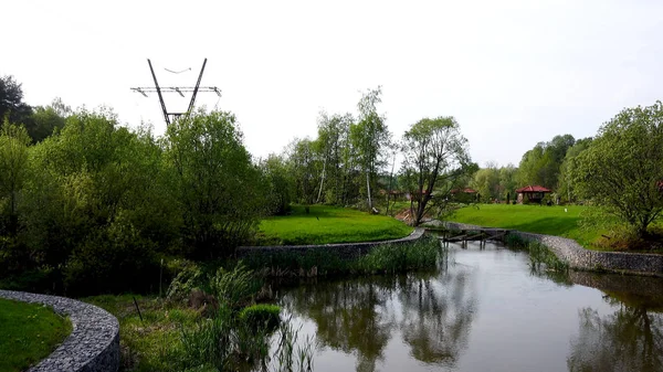 Hermosa vista del estanque de pesca con gazebos — Foto de Stock