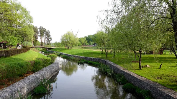 Schöne Aussicht auf den Fischteich mit Pavillons — Stockfoto