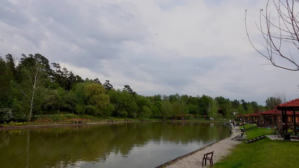 Hermosa vista del estanque de pesca con gazebos — Foto de Stock