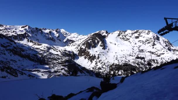 Panorama horizontal. Beaucoup de gens commencent à skier sur une piste de ski bien entretenue dans une station de ski. Le soleil brille et le ciel est clair et lumineux — Video