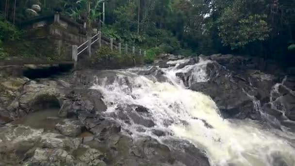 Hermosa cascada en cascada en la selva tropical , — Vídeos de Stock