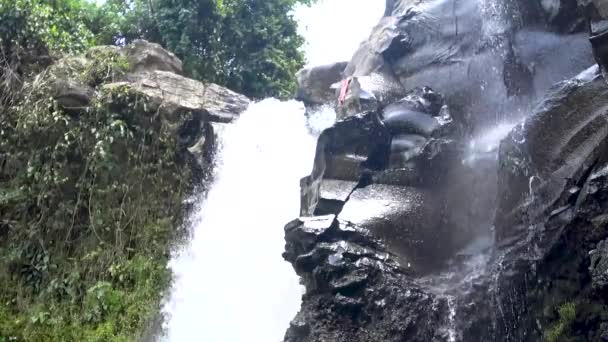 Bella cascata a cascata nella giungla tropicale , — Video Stock