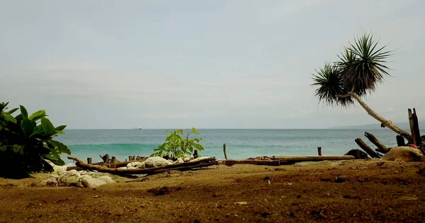 Bela vista da costa com água azul-turquesa — Fotografia de Stock