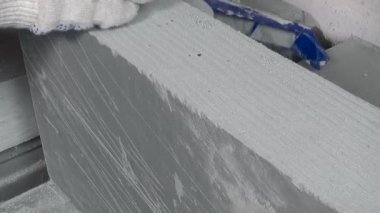 İşçi daire yenileme yapar, bir planör ile fayans kenarını hizalamak