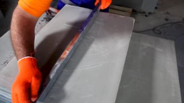 bir işçi bir daire onarım yapar, bir mezura ile önlemler