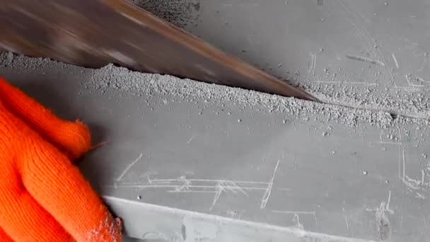 Werknemer maakt een appartement reparatie, snijdt platen — Stockvideo