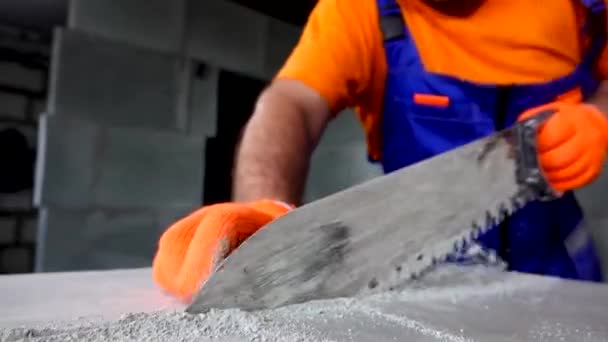 Arbeiter repariert Wohnung, schneidet Platten — Stockvideo