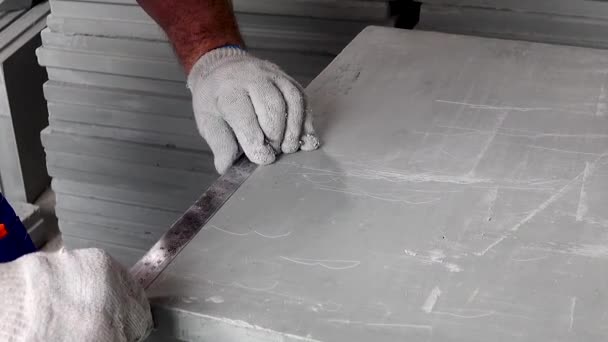 En arbetstagare gör en lägenhet reparation, mått med ett måttband — Stockvideo