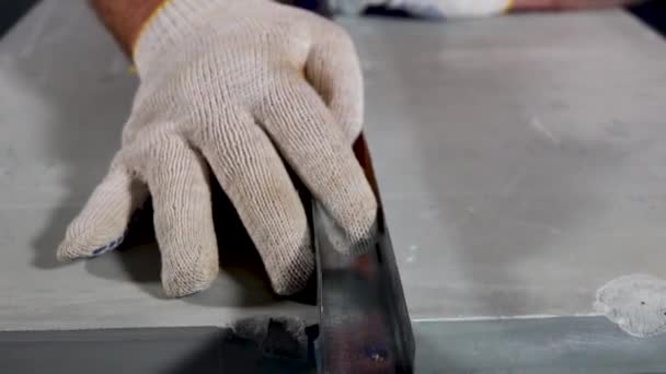 Worker makes an apartment repair, cuts plates — Stock Video