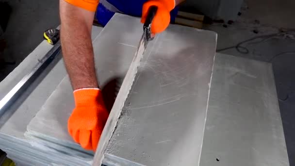 Worker makes an apartment repair, cuts plates — Stock Video