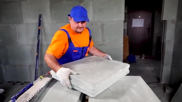 Um trabalhador faz um reparo de apartamento, medidas com uma fita métrica — Vídeo de Stock