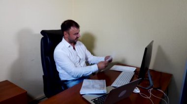 Şirket müdürü raporu izliyor ve çok sinirleniyor.