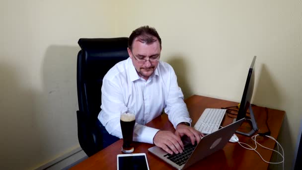 Trabajador de oficina bebe cerveza después de terminar el trabajo — Vídeos de Stock