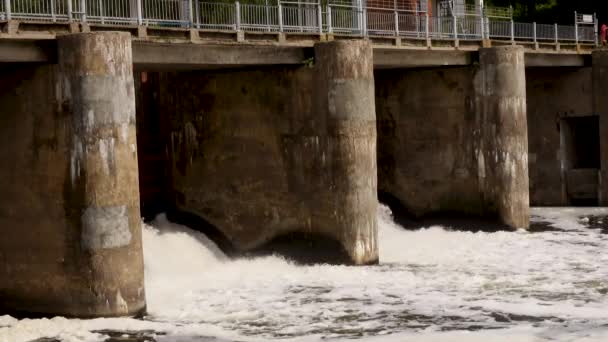 Barragem com fechadura, Barragem com transbordamento, Spillway em uma barragem — Vídeo de Stock