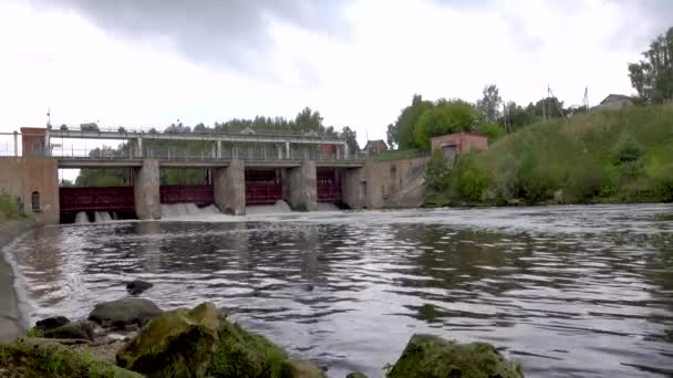 자물쇠가있는 댐, 오버 플로우가있는 댐, 댐에 유출 — 비디오