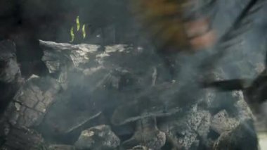 Izgara, taze et kızartması, tavuk barbekü, sosis, kebap, barbekü, barbekü. Yakın çekim, güneşli bir gün, şef ızgara et döner