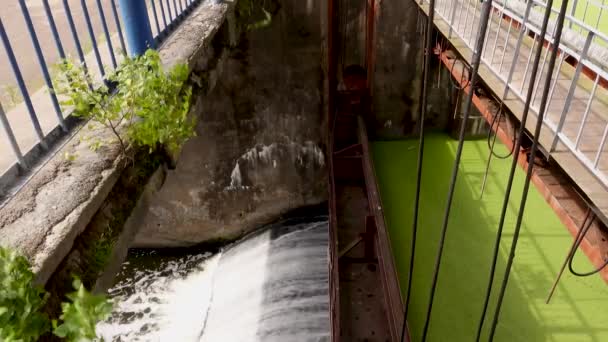 Barrage avec écluse, Barrage avec débordement, Déversoir sur un barrage 