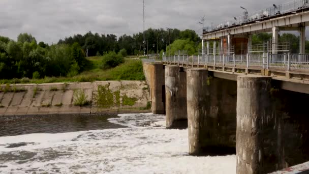 Baraj cu încuietoare, Baraj cu revărsare, Spillway pe un baraj — Videoclip de stoc