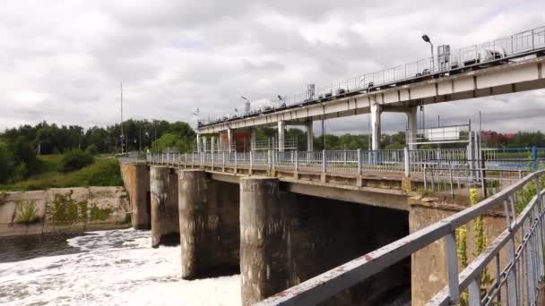 Dam met een sluis, Dam met overloop, Spillway op een dam — Stockvideo