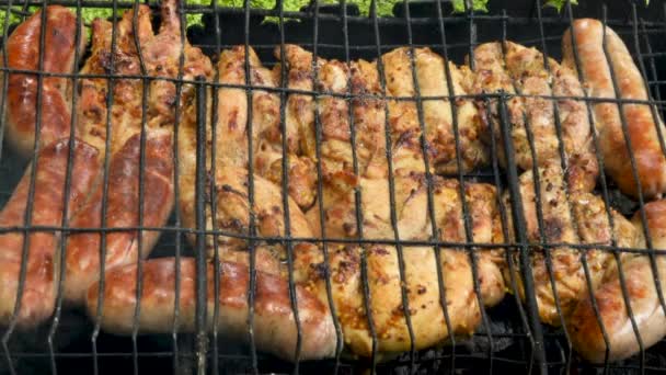 Grill, pieczeń ze świeżego mięsa, grillowanie kurczaka, kiełbasa, Kebab, Grill, Grill. Zbliżenie, słoneczny dzień, szef kuchni zamienia grillowane mięso — Wideo stockowe