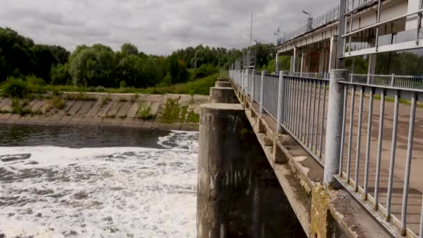 Damm mit Schleuse, Damm mit Überlauf, Überlauf auf einem Damm — Stockvideo