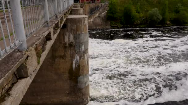 Dam z zamkiem, dam z przelewem, Spillway na tamy — Wideo stockowe