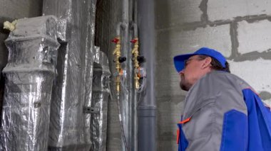 Efendim, işçi dairedeki su sayacını kontrol ediyor.