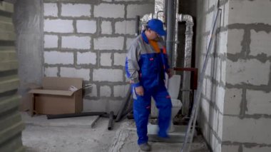 Efendim, işçi dairedeki su sayacını kontrol ediyor.